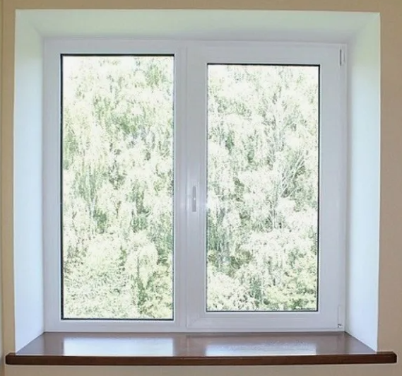 окно с белыми откосами